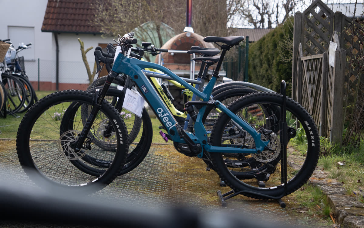 Fahrräder und Lastenräder vor dem Laden