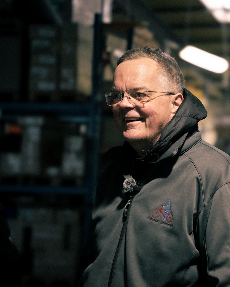 Holger Kretzschmar lächelnd in seiner Werkstatt