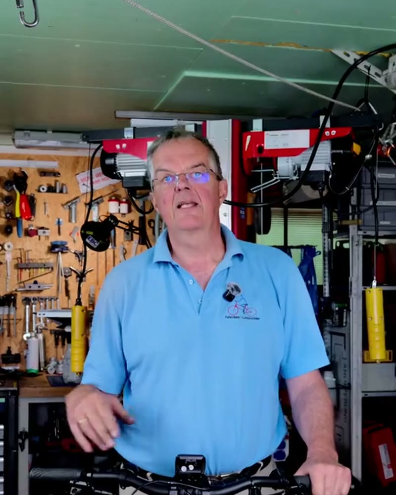 Holger Kretzschmar am Rad in der Werkstatt, Standbild aus einem frühen Video
