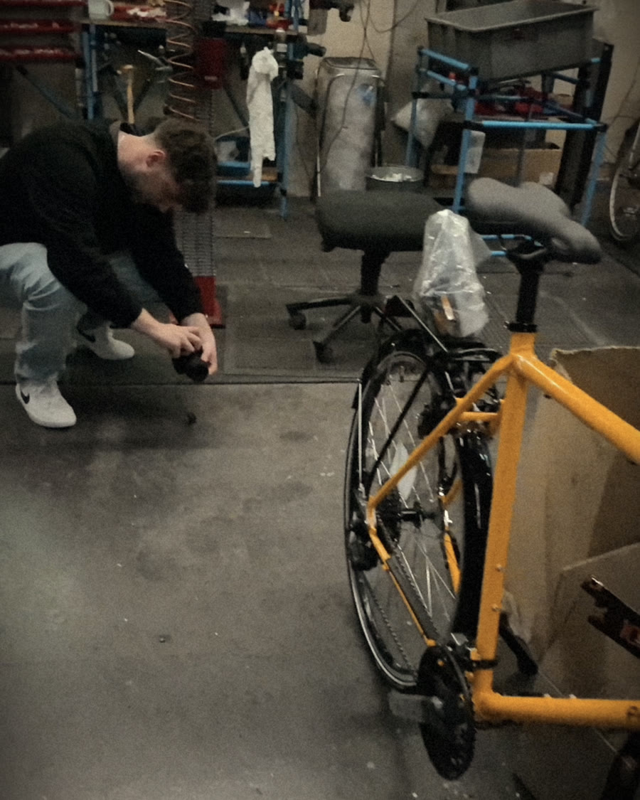 Michael Hetzel mit Kamera beim Dreh in einer Fahrradwerkstatt