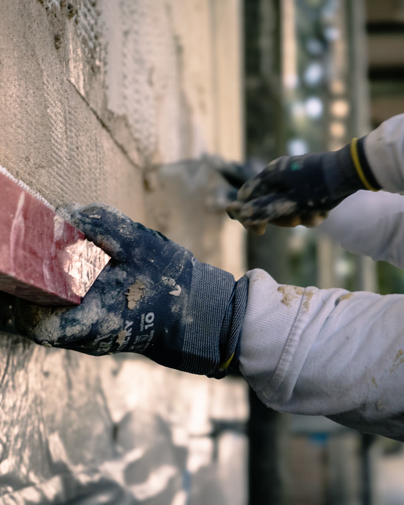 Foto vom Drehtag: Nahaufnahme zweier Hände mit Arbeitshandschuhen