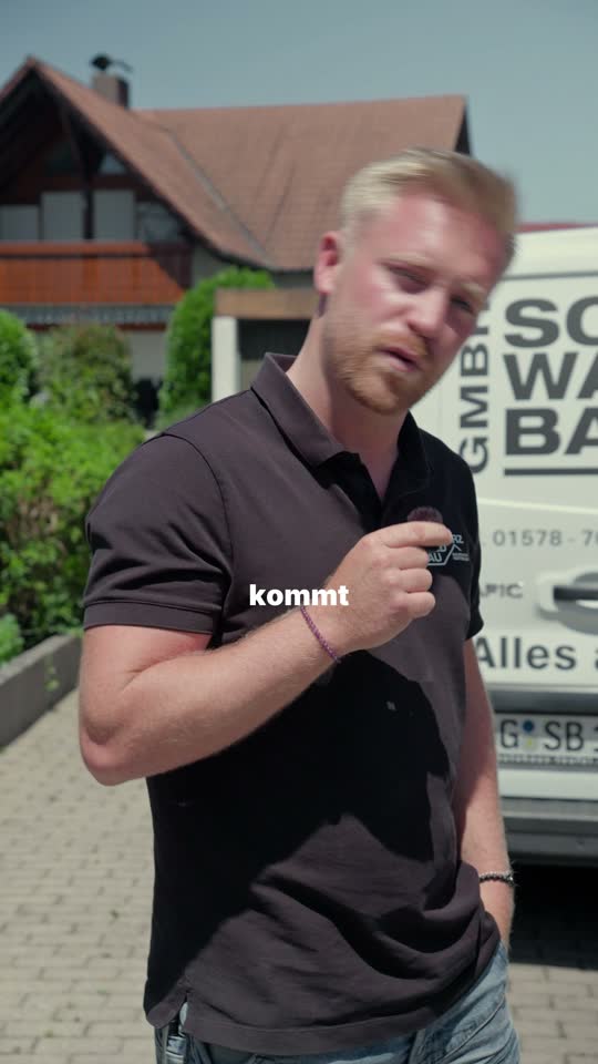 Aufnahme vom Drehtag: ein Mitarbeiter erzählt von seiner Arbeit